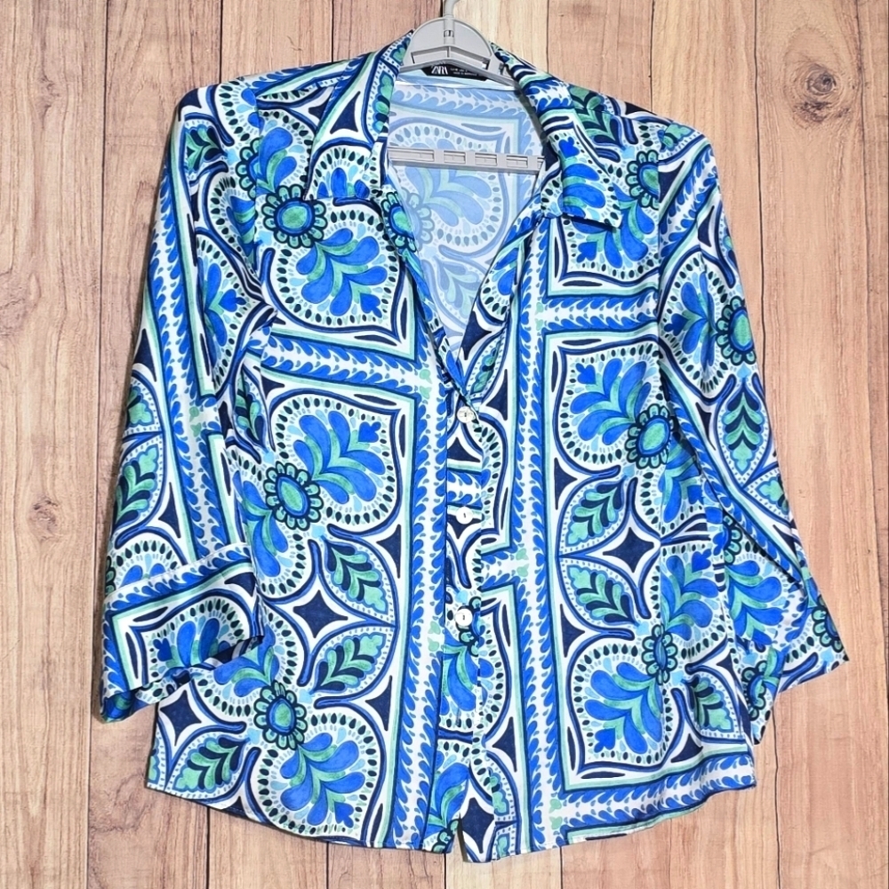 Zara Floral Blue and Green Women's Button Down Top Size Medium